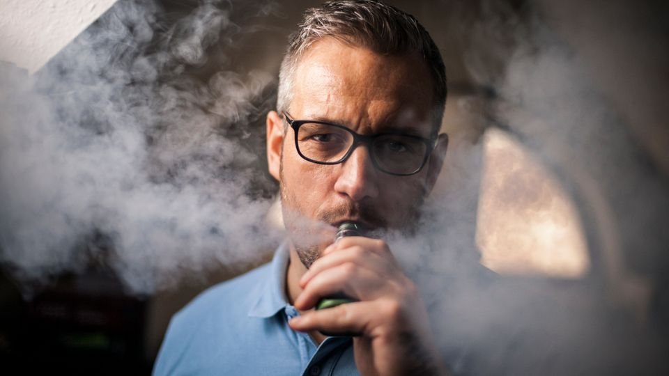 Não ignore mais! Os perigos potenciais do fumo secundário dos cigarros eletrônicos de segunda mão para as pessoas próximas